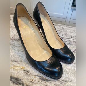 Christian Louboutin 100 Black Classic Round Toe Pump 38.5